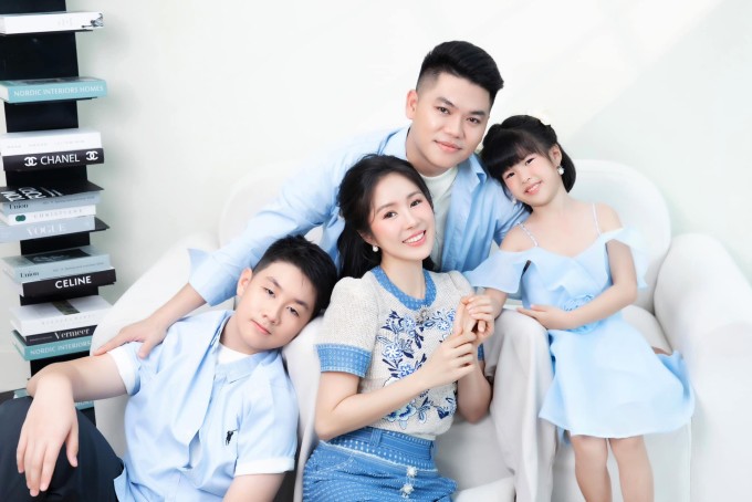 Ở tuổi 40, Lê Phương cho biết cô viên mãn với những gì đang có. Nữ diễn viên Gạo nếp gạo tẻ luôn cảm thấy mình may mắn khi có chồng yêu thương, các con ngoan ngoãn, bố mẹ khỏe mạnh và sự nghiệp thành công.