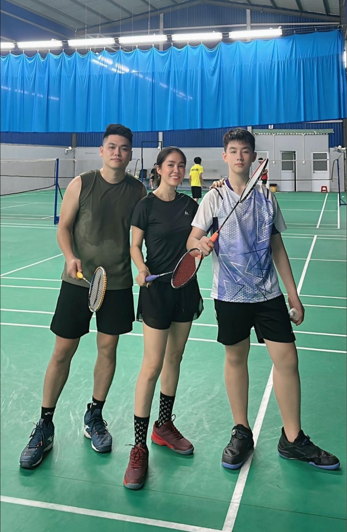 Cà Pháo, con trai lớn của Lê Phương, năm nay 13 tuổi, cao 1,8 m, được mẹ nhận xét ngoan ngoãn, học giỏi. Nữ diễn viên cho biết bé thân với bố dượng hơn với mẹ khi bước vào tuổi dậy thì. Từ khi hai vợ chồng mới hẹn hò, anh đã dành sự quan tâm, yêu thương, chăm sóc cho Cà Pháo như con đẻ. Điều đó khiến cô cảm thấy trái tim được sưởi ấm sau đổ vỡ hôn nhân đồng thời có niềm tin để đi bước nữa.