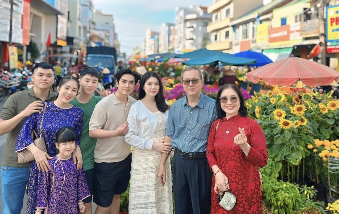 Các thành viên trong gia đình Lê Phương đều mừng khi cô có hôn nhân hạnh phúc. Trong ảnh, vợ chồng nữ diễn viên đưa hai con về Trà Vinh quây quần bên bố mẹ và các em dịp Tết 2025.