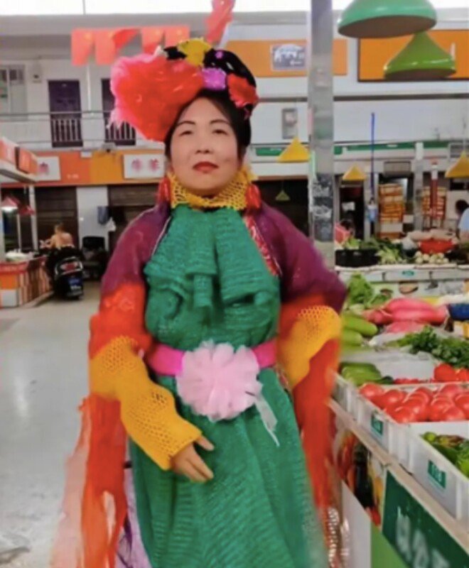 Cô bán rau nổi rần rần MXH: