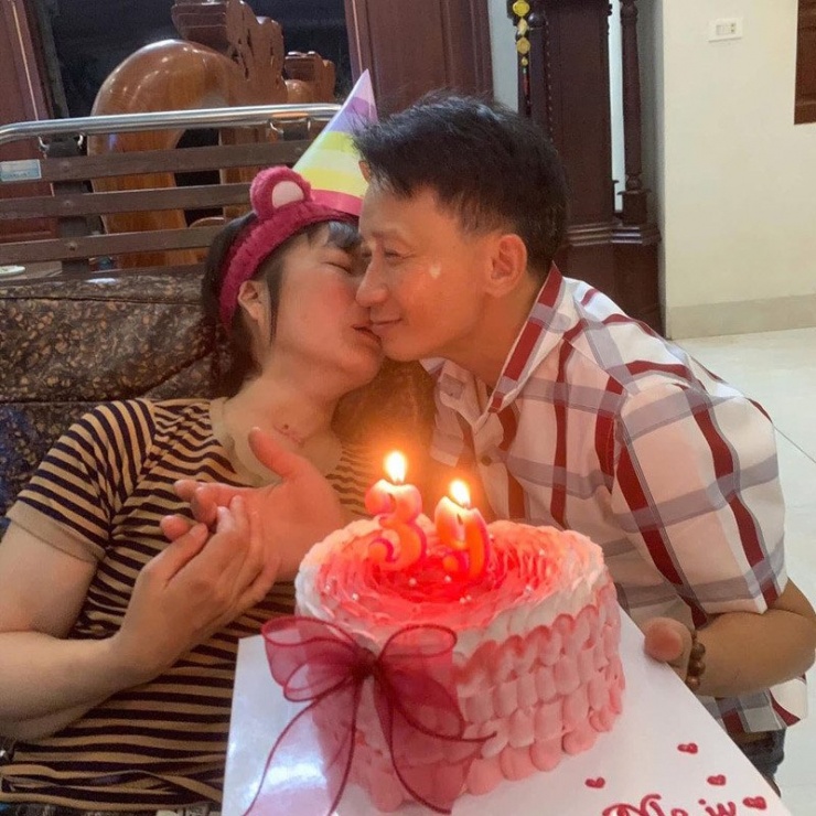 Mẹ Nhung hạnh phúc khi được chồng con tổ chức sinh nhật tuổi 39