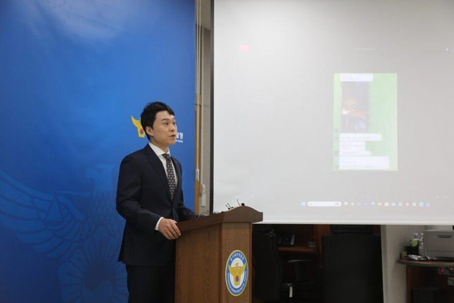 Đại diện cơ quan chức năng thông tin về vụ bắt giữ quy mô lớn với báo chí. Ảnh: YNA.