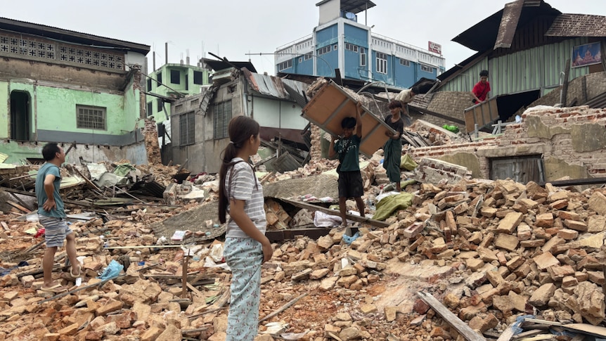 Myanmar đón Tết trong đống đổ nát và động đất mới tiếp nối: Xót xa hình ảnh những đứa trẻ chơi té nước giữa khó khăn chồng chất- Ảnh 5.