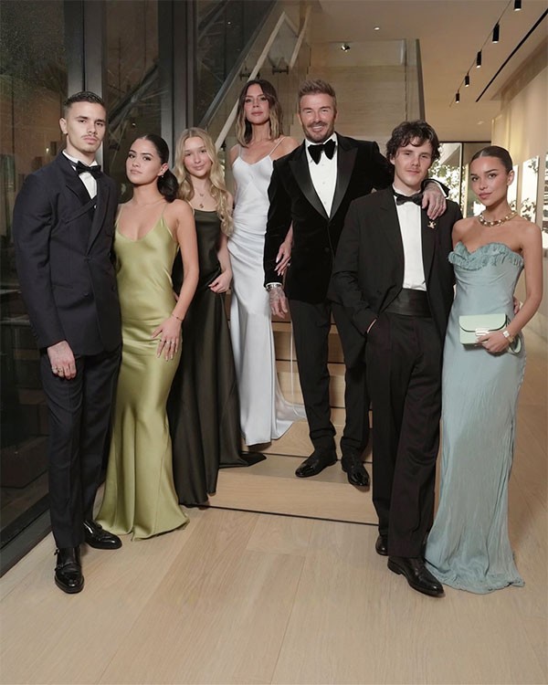 Romeo cùng bạn gái Kim Turnbull và các em trong tiệc mừng sinh nhật sớm của bố cuối tháng Ba. Ảnh: Instagram Victoria Beckham