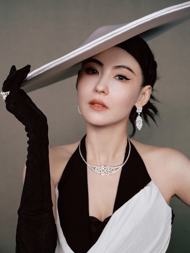 Trương Bá Chi là phú bà thứ thiệt của Cbiz.