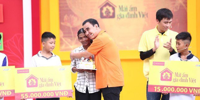 MC Quyền Linh trong chương trình Mái ấm gia đình Việt.