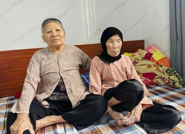 Bà Ngô Thị Quỳ - con gái cả của cụ Tý vẫn đều đặn đến thăm mẹ dù đã ở tuổi gần 90. Bà hạnh phúc vì