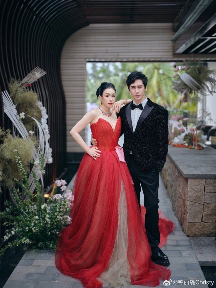 Theo Sinchew, bộ ảnh được thực hiện trong chuyến tới Tam Á của cặp sao và các con riêng của Chung Lệ Đề.