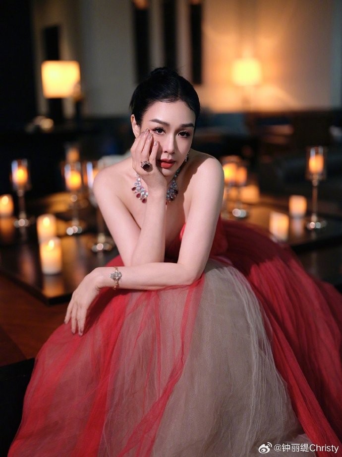 Chung Lệ Đề là diễn viên Trung Quốc gốc Việt, đóng một số phim như 'Mẹ kế', 'Thiên long bát bộ'... Những năm đôi mươi, cô từng đoạt giải nhất tại các cuộc thi Miss Chinese Montréal, Miss Chinese International... Với nhan sắc nóng bỏng, cô thường được truyền thông gọi là 'bom sex gốc Việt'.