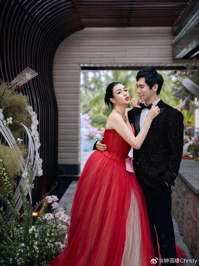 Do khoảng cách về tuổi tác và vị trí trong showbiz, hôn nhân của hai người đã nhiều lần bị đàm tiếu. Chung Lệ Đề từng rơi nước mắt chia sẻ về nỗi mệt mỏi khi liên tục hứng chịu ồn ào. Dù vậy, hai người kiên trì giữ vững hôn nhân.