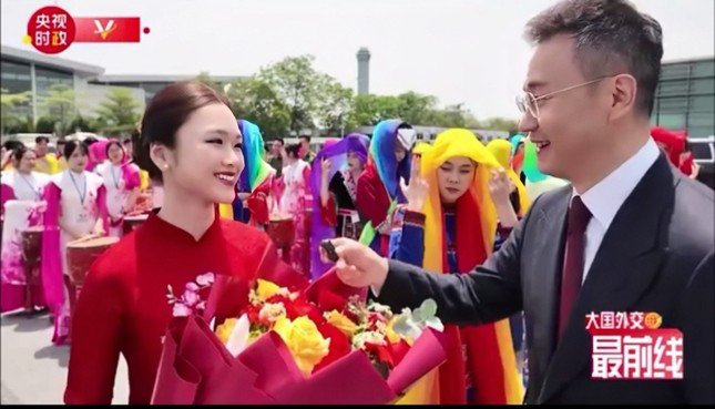 Xuân Linh trả lời phỏng vấn bằng tiếng Trung tại lễ đón.