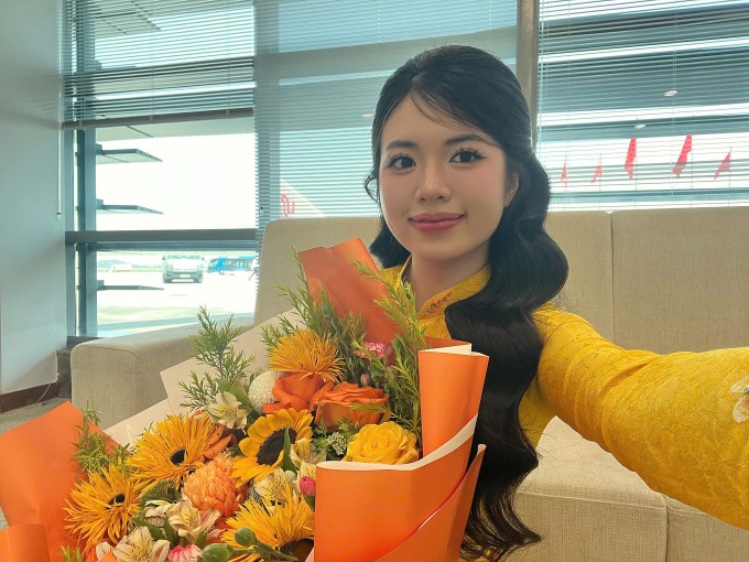 Hai nữ sinh tài sắc tặng hoa ông Tập Cận Bình - 7