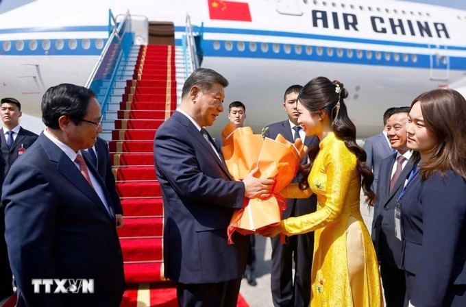 Hai nữ sinh tài sắc tặng hoa ông Tập Cận Bình - 6