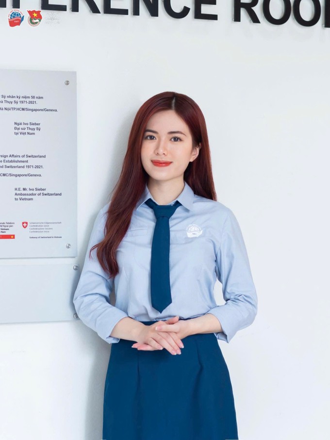 Hai nữ sinh tài sắc tặng hoa ông Tập Cận Bình - 9