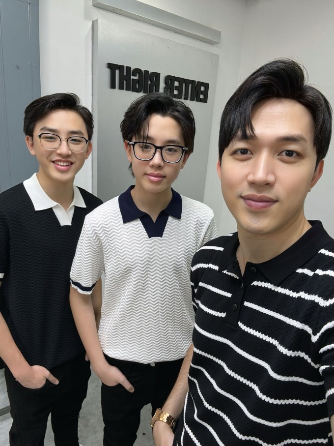 Đăng Duy bên hai con trai.