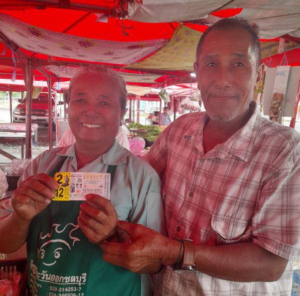 Người phụ nữ bán rau ở chợ bất ngờ trúng độc đắc 9,3 tỷ đồng - 2