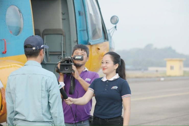 Nữ MC tác nghiệp trên trực thăng không quân