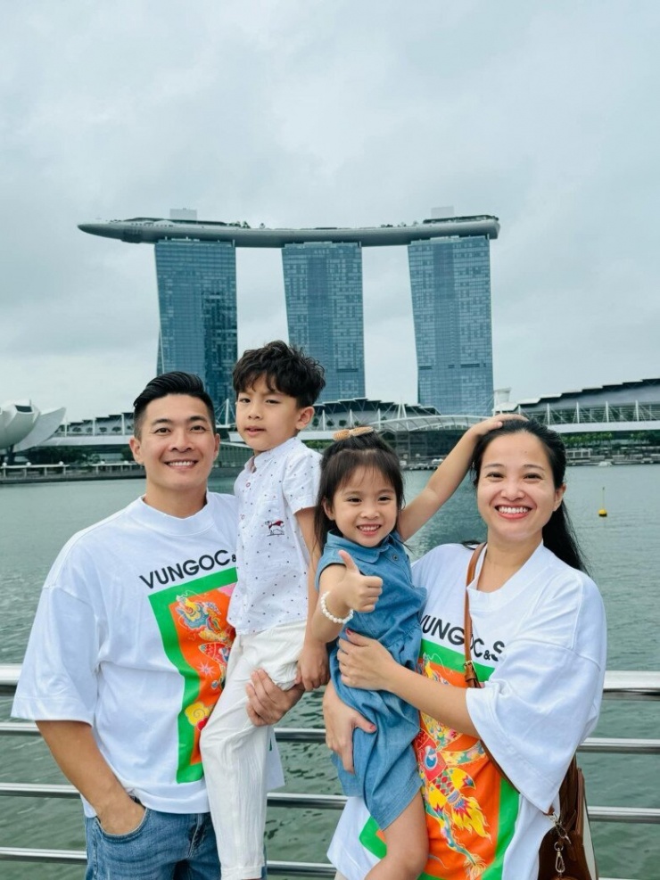 Nữ MC tác nghiệp trên trực thăng không quân