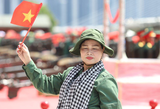 Chàng sĩ quan tình cờ thành 'mẫu ảnh' ở trận địa pháo lễ kỷ niệm 30/4 - 17