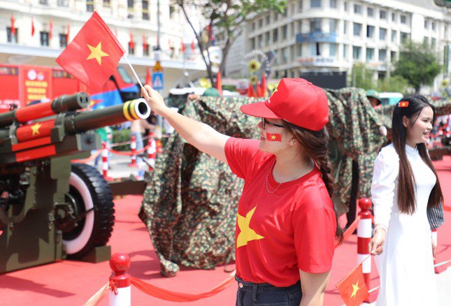 Chàng sĩ quan tình cờ thành 'mẫu ảnh' ở trận địa pháo lễ kỷ niệm 30/4 - 19