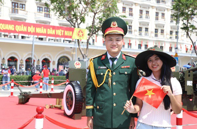Chàng sĩ quan tình cờ thành 'mẫu ảnh' ở trận địa pháo lễ kỷ niệm 30/4 - 9