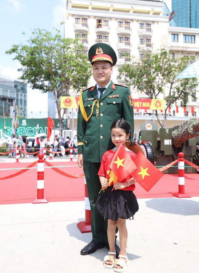 Chàng sĩ quan tình cờ thành 'mẫu ảnh' ở trận địa pháo lễ kỷ niệm 30/4 - 14