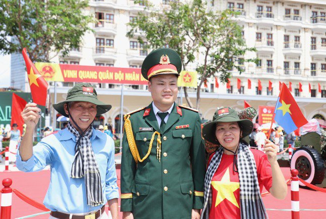Chàng sĩ quan tình cờ thành 'mẫu ảnh' ở trận địa pháo lễ kỷ niệm 30/4 - 3