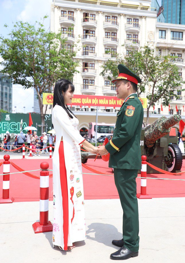 Chàng sĩ quan tình cờ thành 'mẫu ảnh' ở trận địa pháo lễ kỷ niệm 30/4 - 13