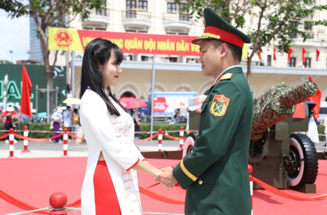 Chàng sĩ quan tình cờ thành 'mẫu ảnh' ở trận địa pháo lễ kỷ niệm 30/4 - 12
