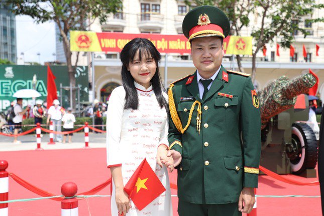 Chàng sĩ quan tình cờ thành 'mẫu ảnh' ở trận địa pháo lễ kỷ niệm 30/4 - 10