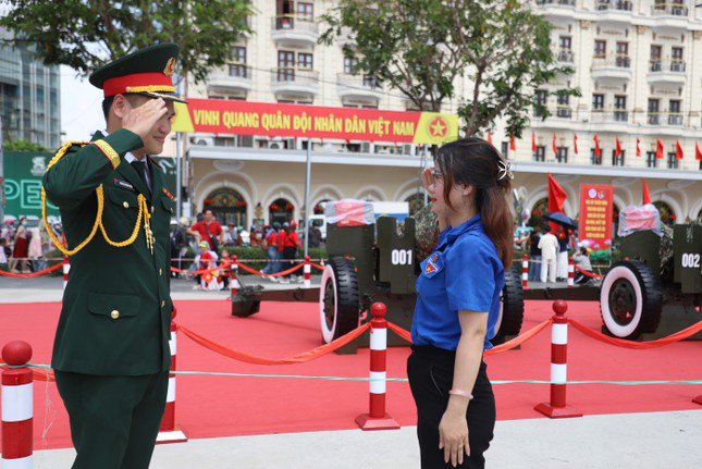 Chàng sĩ quan tình cờ thành 'mẫu ảnh' ở trận địa pháo lễ kỷ niệm 30/4 - 7
