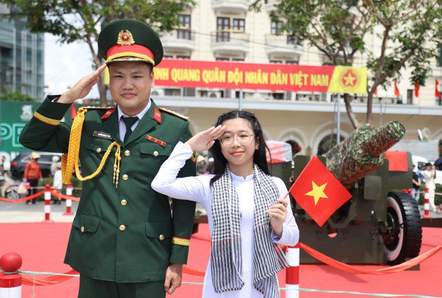 Chàng sĩ quan tình cờ thành 'mẫu ảnh' ở trận địa pháo lễ kỷ niệm 30/4 - 6