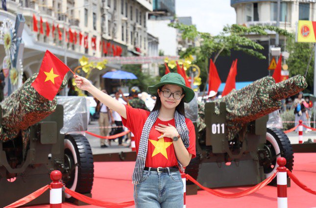 Chàng sĩ quan tình cờ thành 'mẫu ảnh' ở trận địa pháo lễ kỷ niệm 30/4 - 18