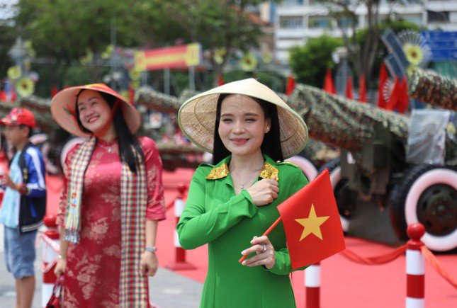 Chàng sĩ quan tình cờ thành 'mẫu ảnh' ở trận địa pháo lễ kỷ niệm 30/4 - 2