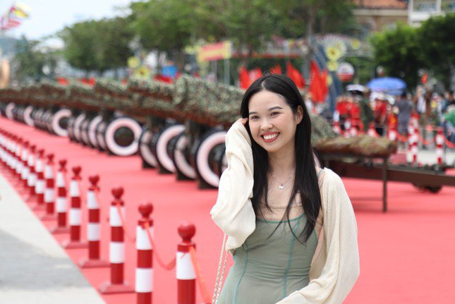 Chàng sĩ quan tình cờ thành 'mẫu ảnh' ở trận địa pháo lễ kỷ niệm 30/4 - 16