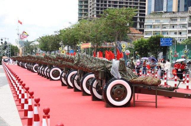 Chàng sĩ quan tình cờ thành 'mẫu ảnh' ở trận địa pháo lễ kỷ niệm 30/4 - 20