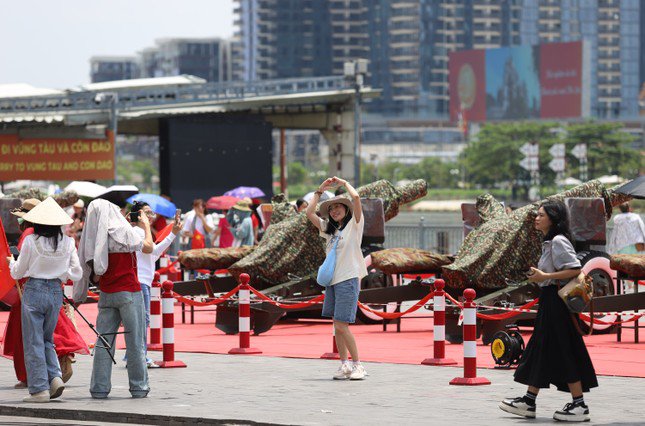 Chàng sĩ quan tình cờ thành 'mẫu ảnh' ở trận địa pháo lễ kỷ niệm 30/4 - 24