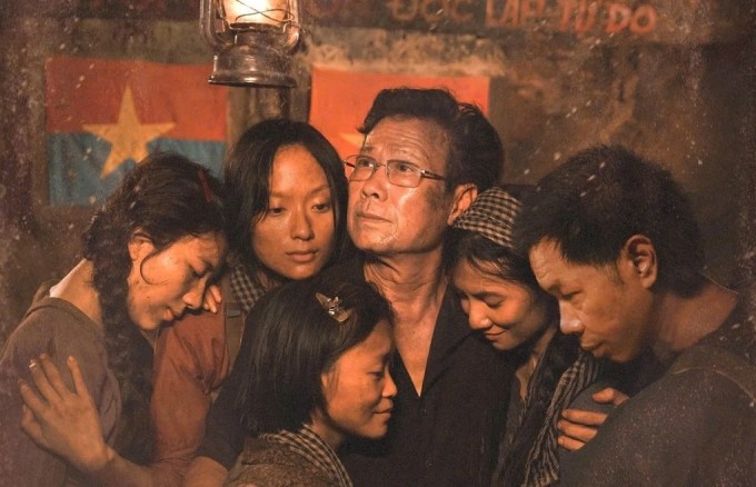 1745194697-phim-dia-dao-1-2149-4220-2314-width680height438 Thái Hòa (phải) - vai chính Bảy Theo - cùng các diễn viên trong phim. Ảnh: Huyền Đỗ