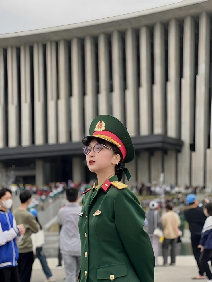 Nhan sắc ngọt ngào của nữ quân nhân 