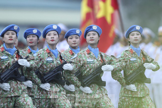 Sau buổi Tổng hợp luyện lần 1, netizen vẫn cứ mãi tấm tắc về vẻ ngoài của các chiến sĩ nữ. Ảnh: TPO.