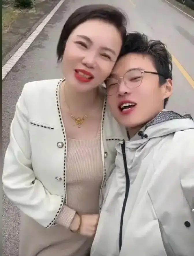 Phú bà U50 sinh con cho chồng trẻ kém 22 tuổi, con vừa chào đời liền tuyên bố 1 việc - 3