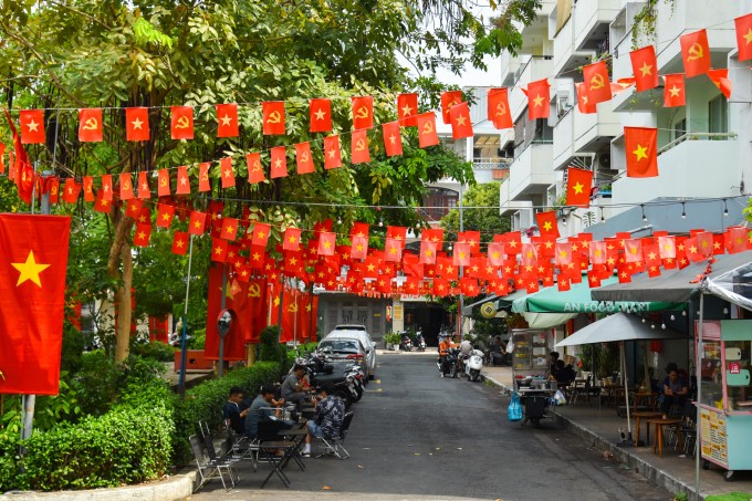 Chung cư Trần Nhật Duật ở đường Hoàng Sa, quận 1, TP HCM được trang trí cờ, chiều 16/4. Ảnh: Nhật Quang