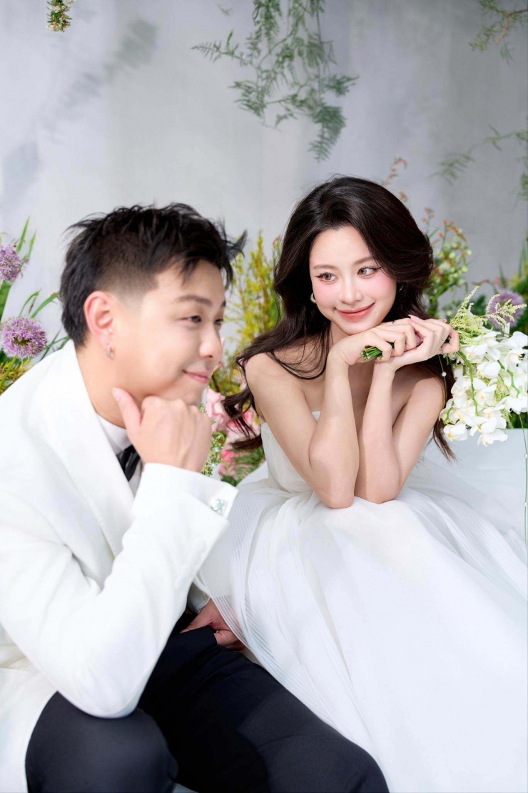 “Hotgirl tạp hóa” tung ảnh cưới bên bạn trai thiếu gia, nhan sắc cô dâu chú rể như “xé truyện bước ra” - 2