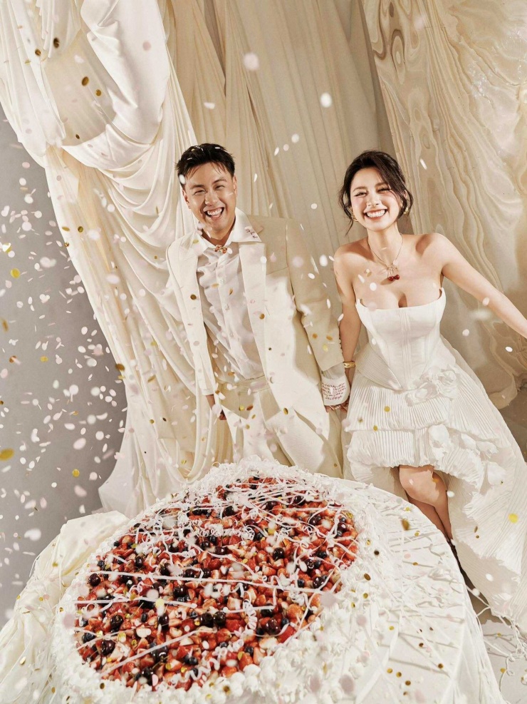 “Hotgirl tạp hóa” tung ảnh cưới bên bạn trai thiếu gia, nhan sắc cô dâu chú rể như “xé truyện bước ra” - 9