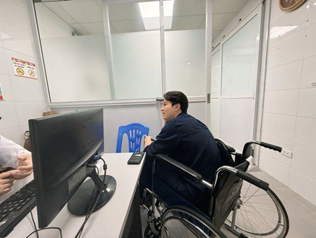 Theo chia sẻ từ bà xã nam diễn viên, anh chấn thương khi chơi pickleball. (Ảnh FBNV).