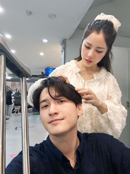 Huỳnh Anh được vợ chăm sóc tận tình khi gặp chấn thương. (Ảnh FBNV).