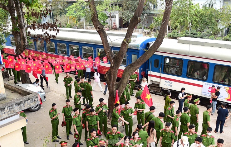 Hình ảnh cờ Tổ quốc và cờ Đảng được trang trí tại Ga Phú Diễn (Hà Nội), các học viên Học viện Cảnh sát Nhân dân chuẩn bị lên đường vào tham gia chương trình kỷ niệm 30/4 tại TP.HCM chiều 20/4. Ảnh: Xuân Tùng