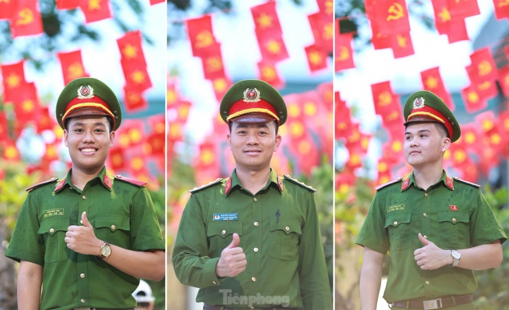 Học viên Học viện Cảnh sát Nhân dân chụp ảnh với sắc đỏ của cờ Tổ quốc và cờ Đảng. Ảnh: Ly Ly
