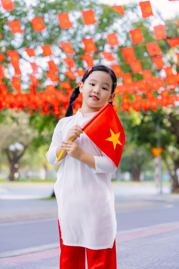 ‘Hòa bình đẹp lắm’ phủ đỏ mạng xã hội chào mừng ngày hội non sông - 8