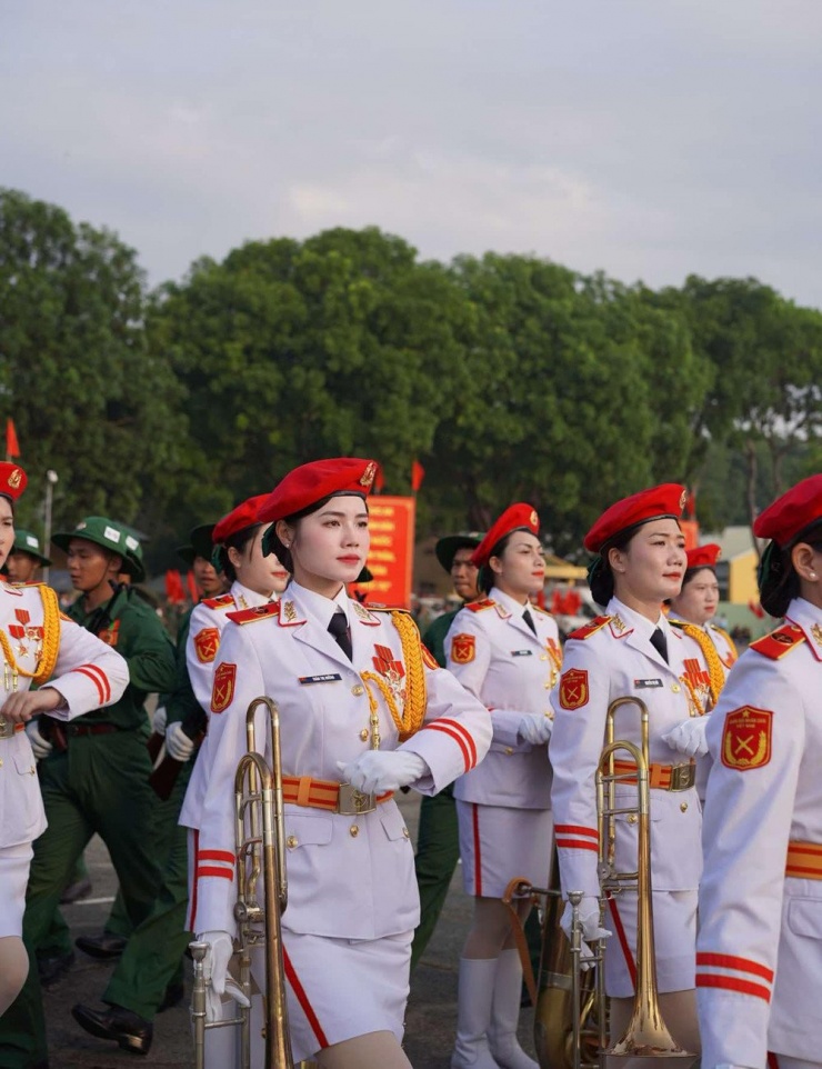 1745305364-anh-4-69492-width1000height1300 Cô gái Bắc Giang nhan sắc gây sốt trong ‘khối hoa hậu’ diễu binh 30/4 - 4